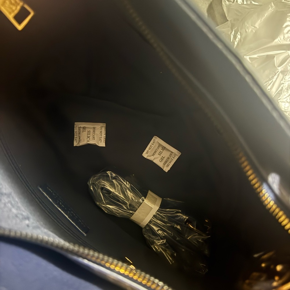 Badgley MISCHKA Navy Blue Tote NWT - Picture 4 of 4
